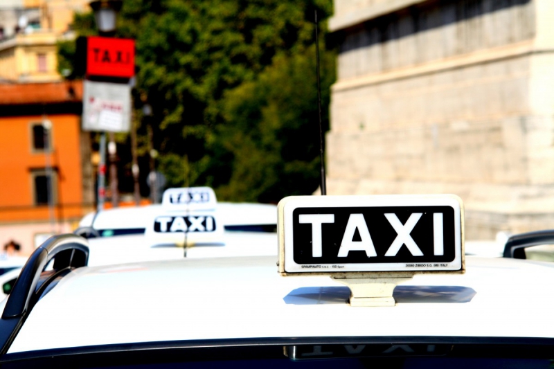 taxis-ST SAUVEUR SUR TINEE-min_taxi_auto_rome_road_white-1051610